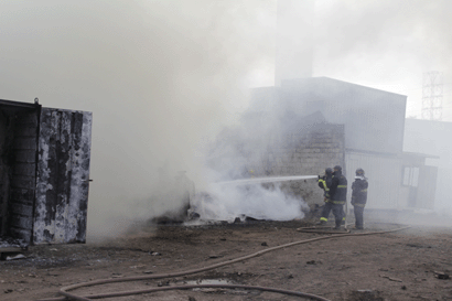 Cerca de 20 bombeiros foram acionados (Gerson Rodrigues/FolhaVP) incendio 04